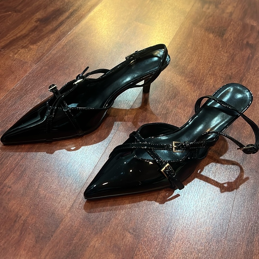Women's Kitten Heels closed Toe Strappy Heels glossy black with gold hardware - Picture 3 of 4